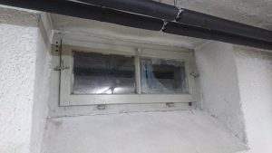 Reparaturverglasung eines Kellerfensters