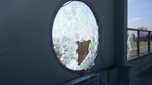 zerstörtes Glas durch Vandalismus